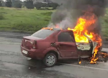 Автомобиль загорелся на трассе под Искитимом — видео с места