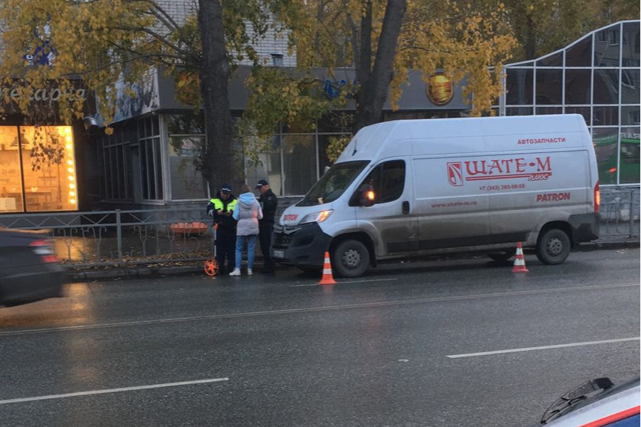 В Екатеринбурге девятилетнюю девочку сбил грузовик. ДТП попало на видео