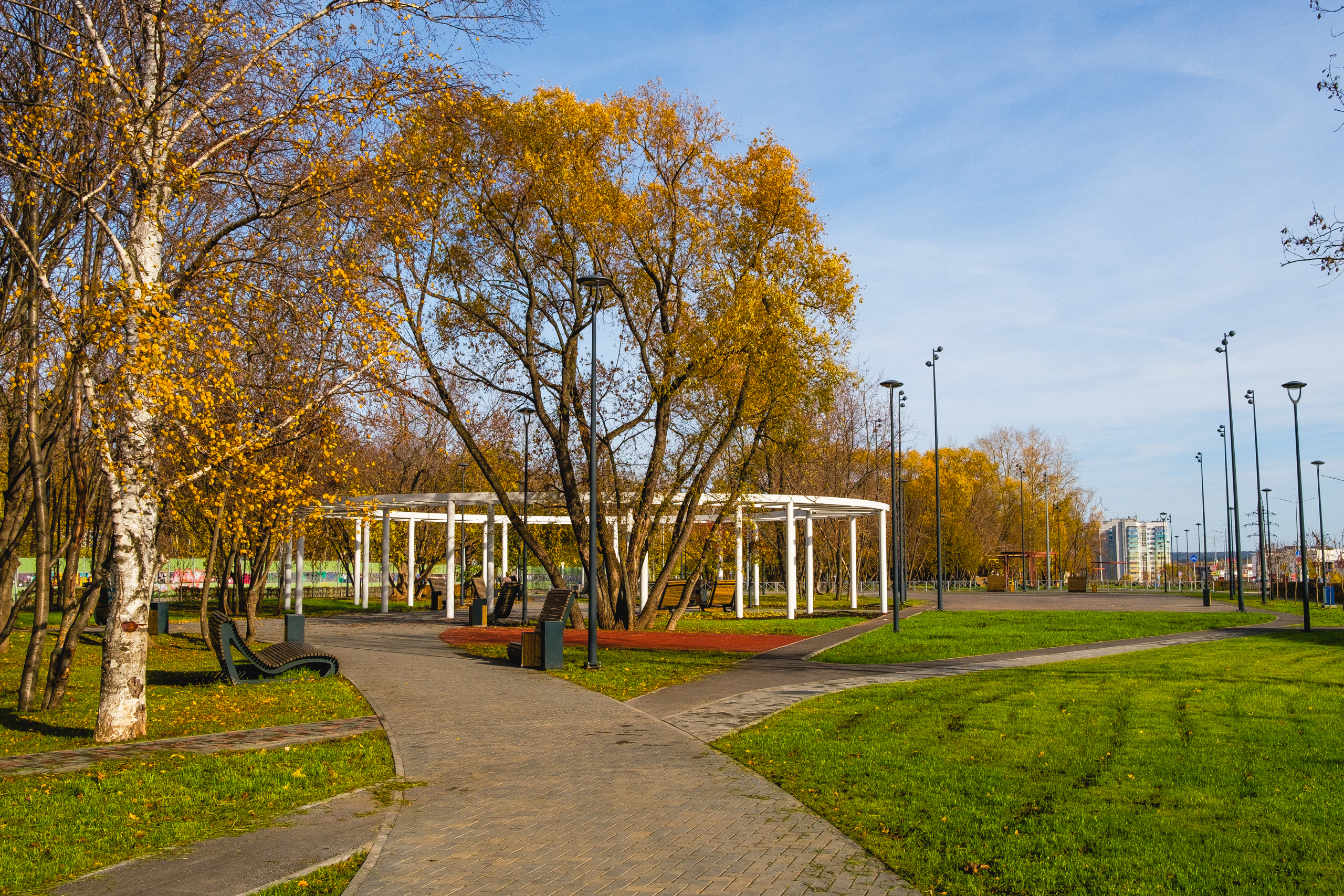 В сквере сейчас приятно гулять В сквере сейчас приятно гулять