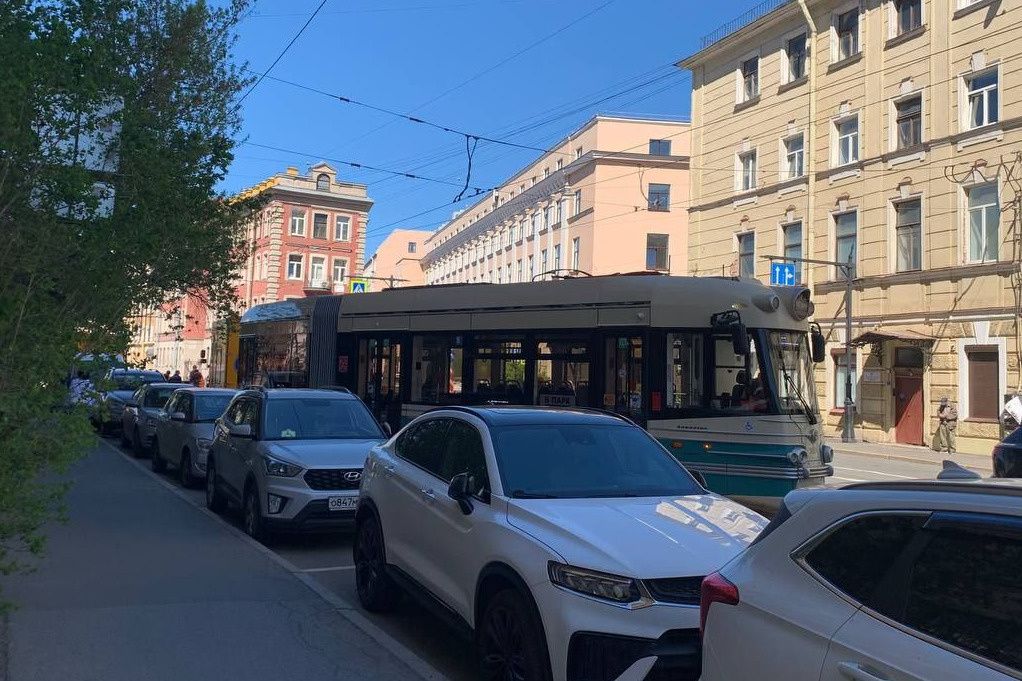 В Петербурге на улице Чапаева ретротрамвай «Довлатов» ненадолго сошёл с рельсов