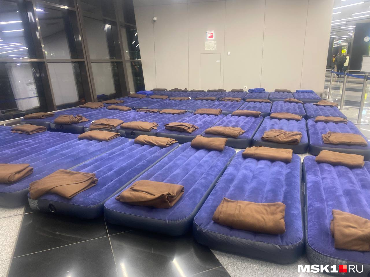 Рядом с матрасами поставили табличку с надписью «Зона для отдыха» Рядом с матрасами поставили табличку с надписью «Зона для отдыха»