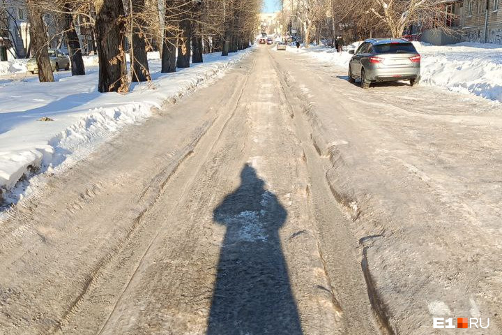 Можно запускать трамвай: в Екатеринбурге водители пробили глубокую и прочную колею в неубранном снегу