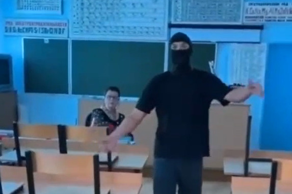 Под Волгоградом школьник в балаклаве подарил педагогу на День учителя две гвоздики с траурной лентой — видео