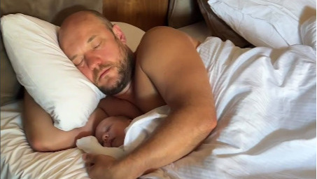 Недавно снова ставший отцом актер из «Реальных пацанов» показал ну очень милое видео, как спит в обнимку с сыном