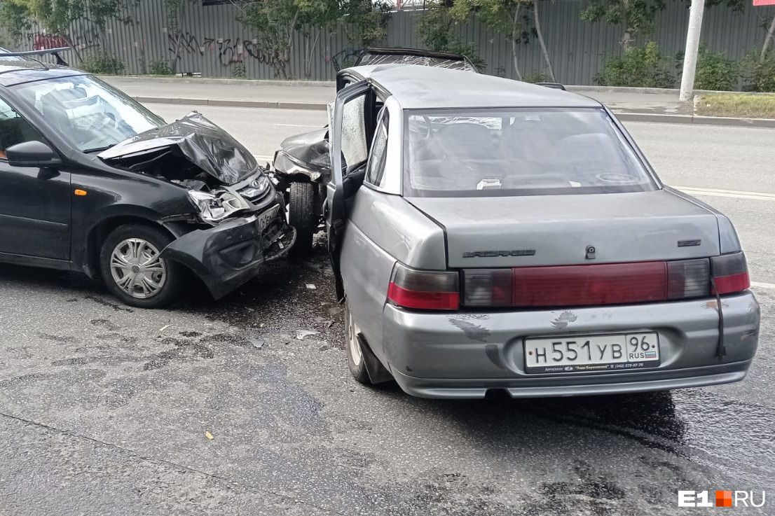 У «Таганского ряда» легковушка в заносе вылетела на встречку. Пострадали три человека