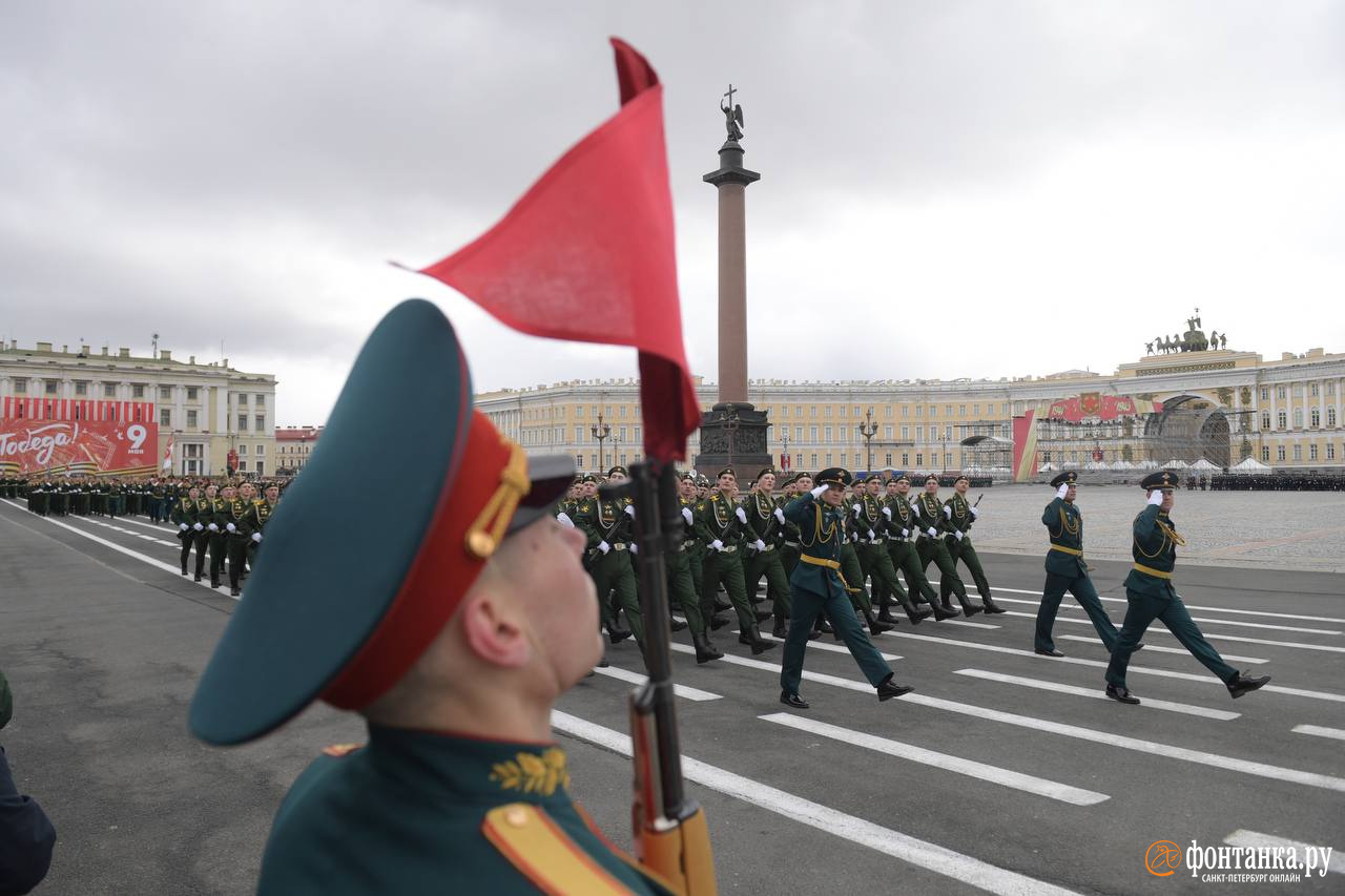 Колонна боевой техники и марш военных. Как прошла генеральная репетиция парада Победы на Дворцовой площади