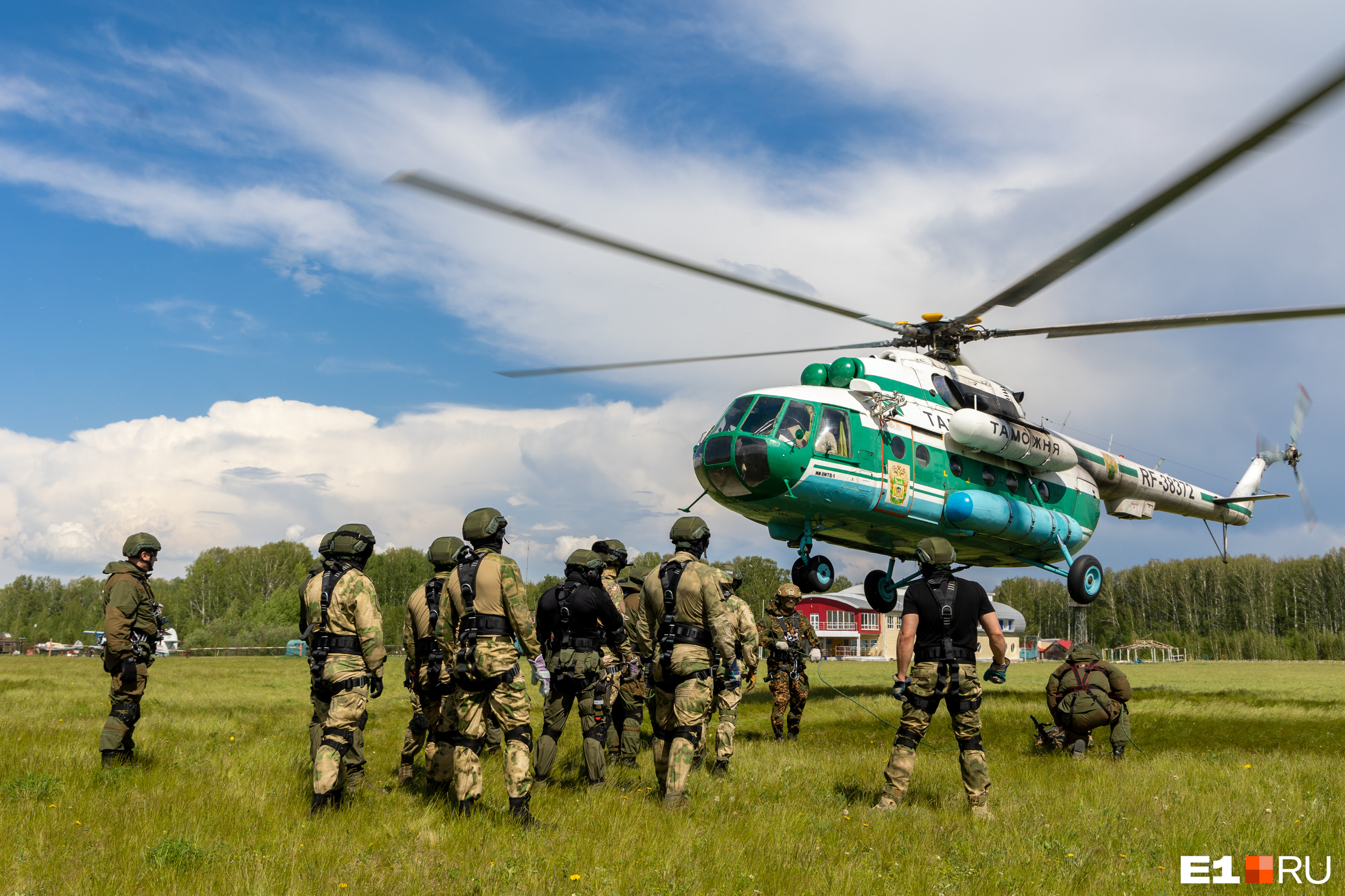 Под Екатеринбургом спецназ на вертолете эффектно задержал бандита: видео