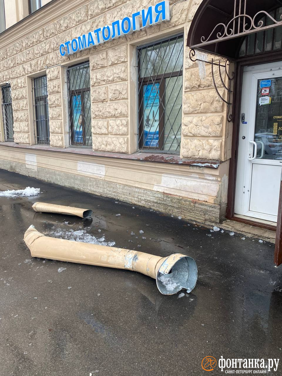 Апрельские сосульки атакуют петербуржцев. Под натиском льда падают целые трубы