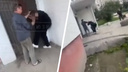 Держал за голову и наносил удары: новосибирец напал на двух подростков около жилого дома