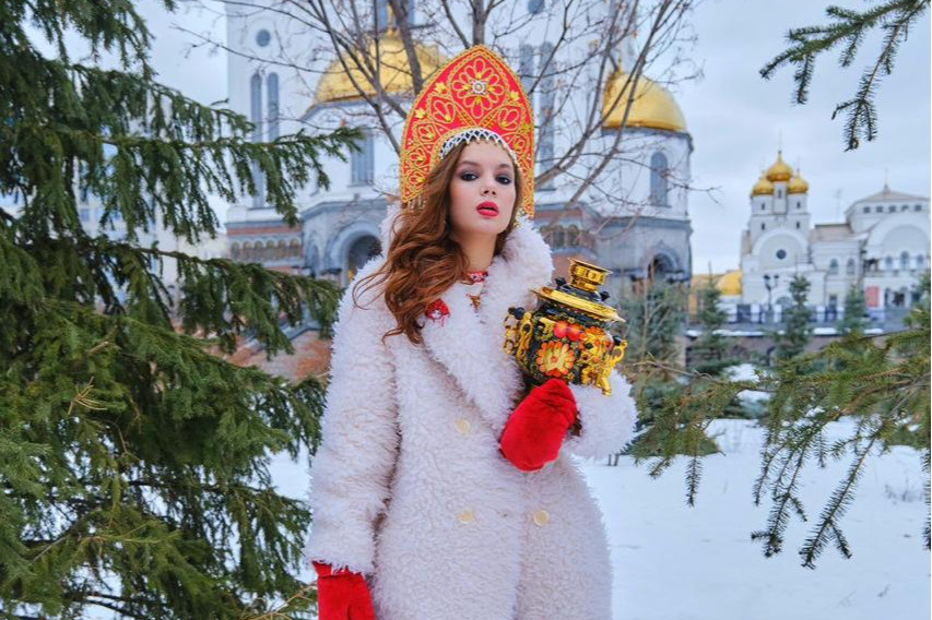 Модель устроила в Екатеринбурге блистательную фотосессию в кокошнике: фото красавицы