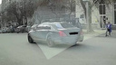 Полиция Новосибирска ищет водителя Mercedes, который ездит по городу на красный сигнал