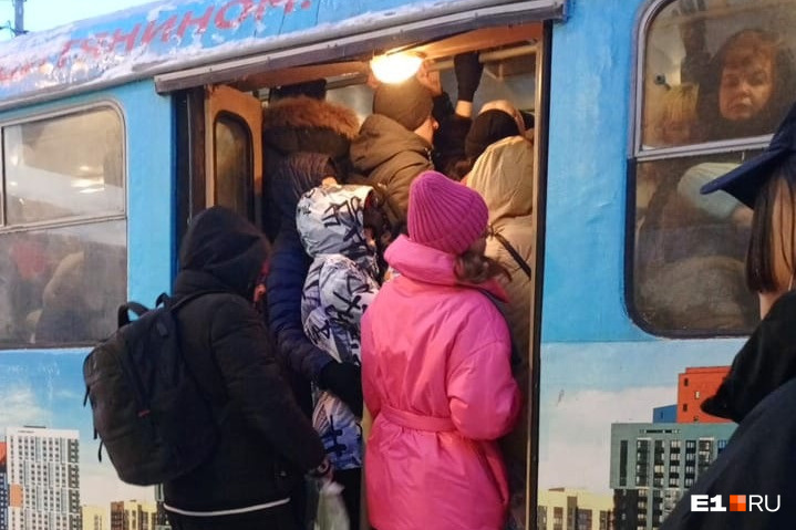 На Пионерке встали трамваи, а на ЖБИ — жуткая давка в вагонах: снегопад помешал работе городского транспорта