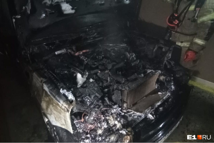 Стало известно, чей Range Rover с блатным номером сгорел в подземном паркинге в Екатеринбурге