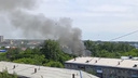 Пожар вспыхнул на Учительской в Новосибирске — над улицей поднялся столб дыма