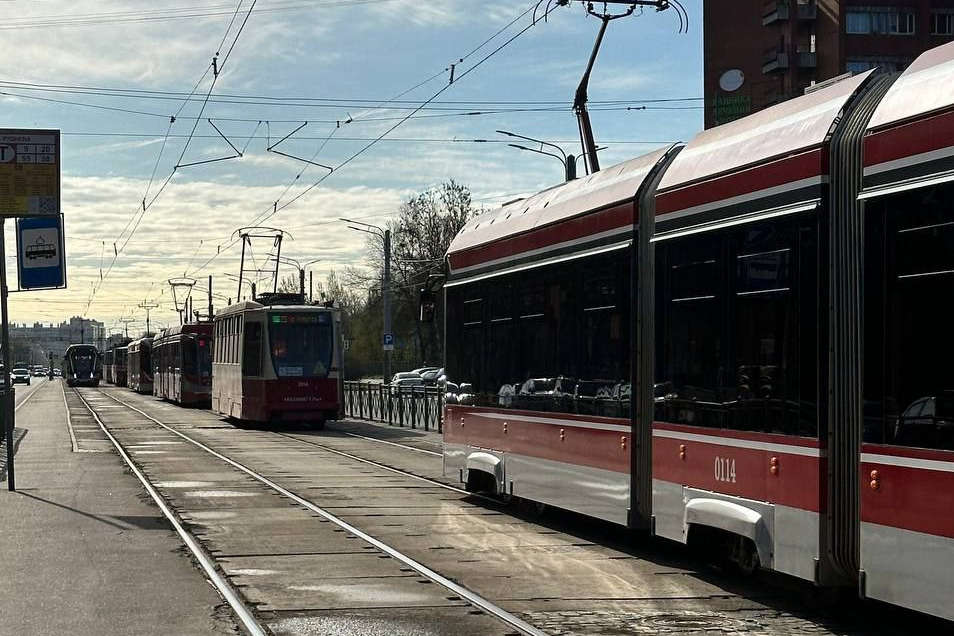 Трамвайный коллапс на Луначарского возник на фоне ремонта путей на Просвещения