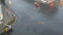 В центре Челябинска фура зацепила кабель, рабочий подлетел вверх и рухнул на асфальт