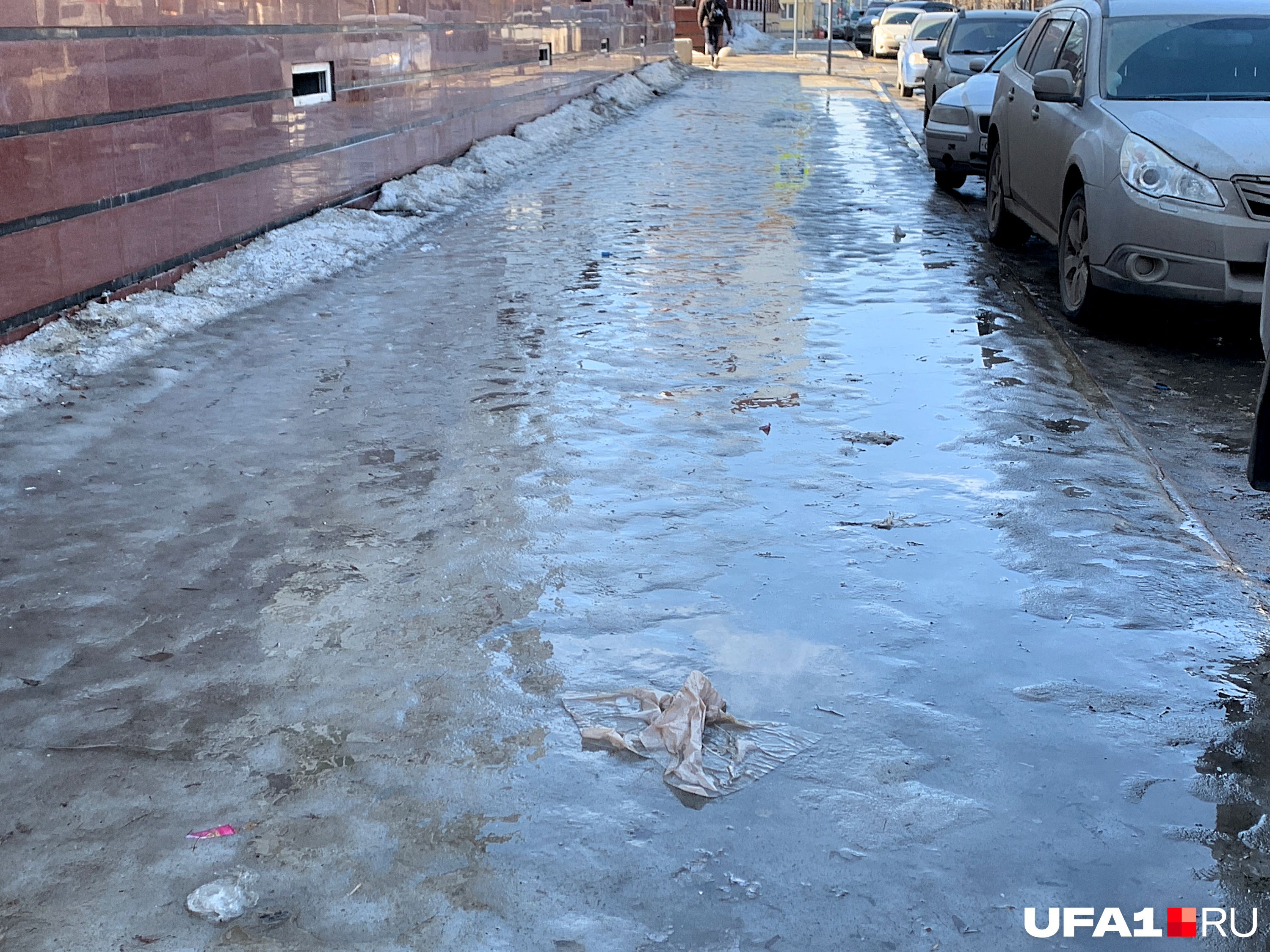 Элитный ЖК тоже страдает от обледенения тротуара