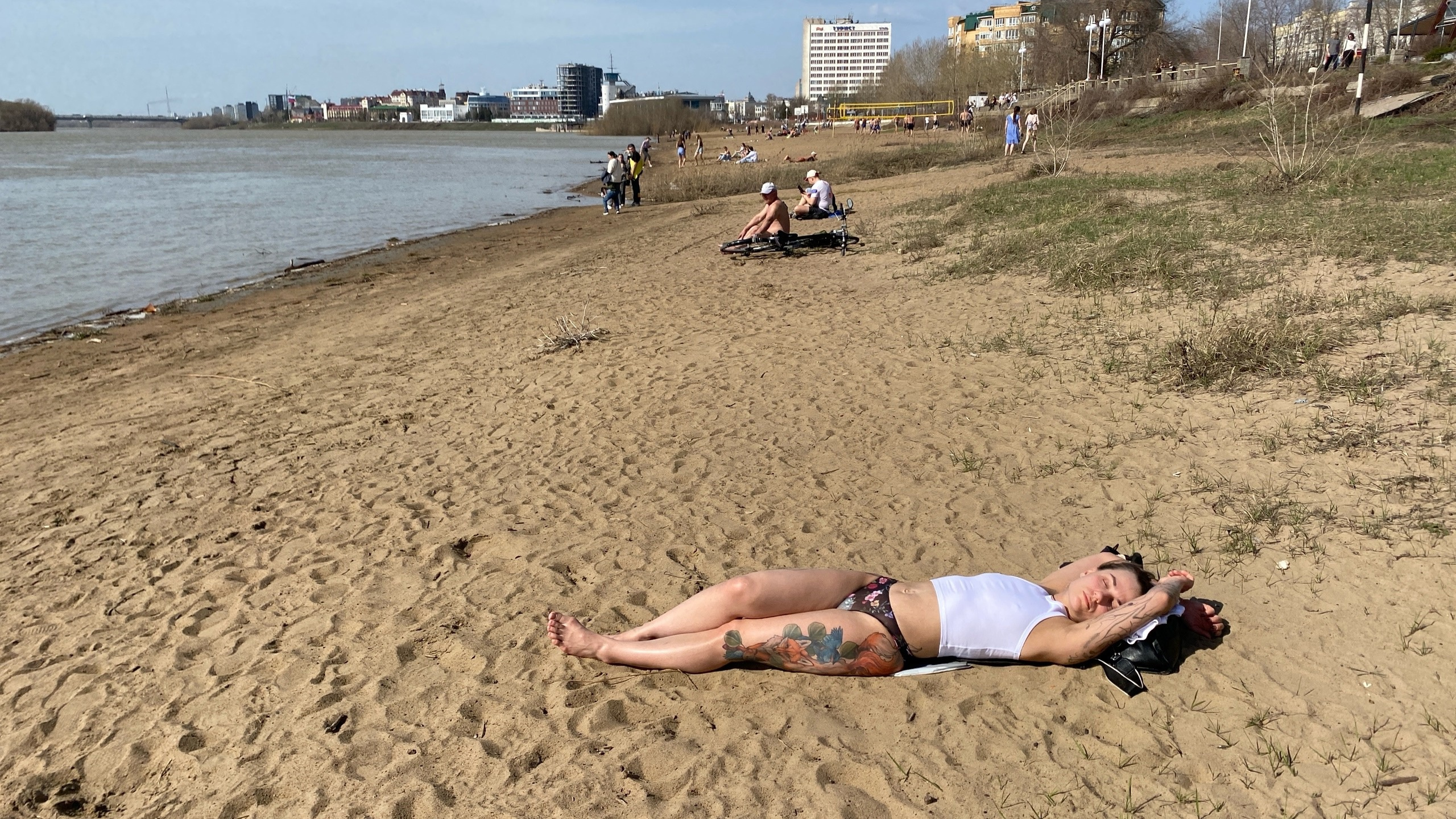 С голым торсом и в купальниках: омичи пришли загорать на центральный пляж — по-настоящему «летние» фото