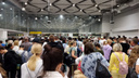 «Несколько сотен человек»: в аэропорту Толмачево образовалась гигантская очередь