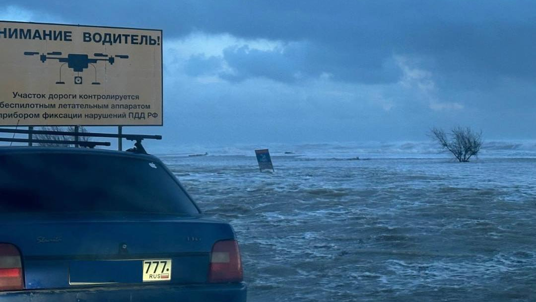 Черное море накрыл «шторм века», людей в Крыму эвакуируют из-за урагана. Видео наводнений и сорванных крыш