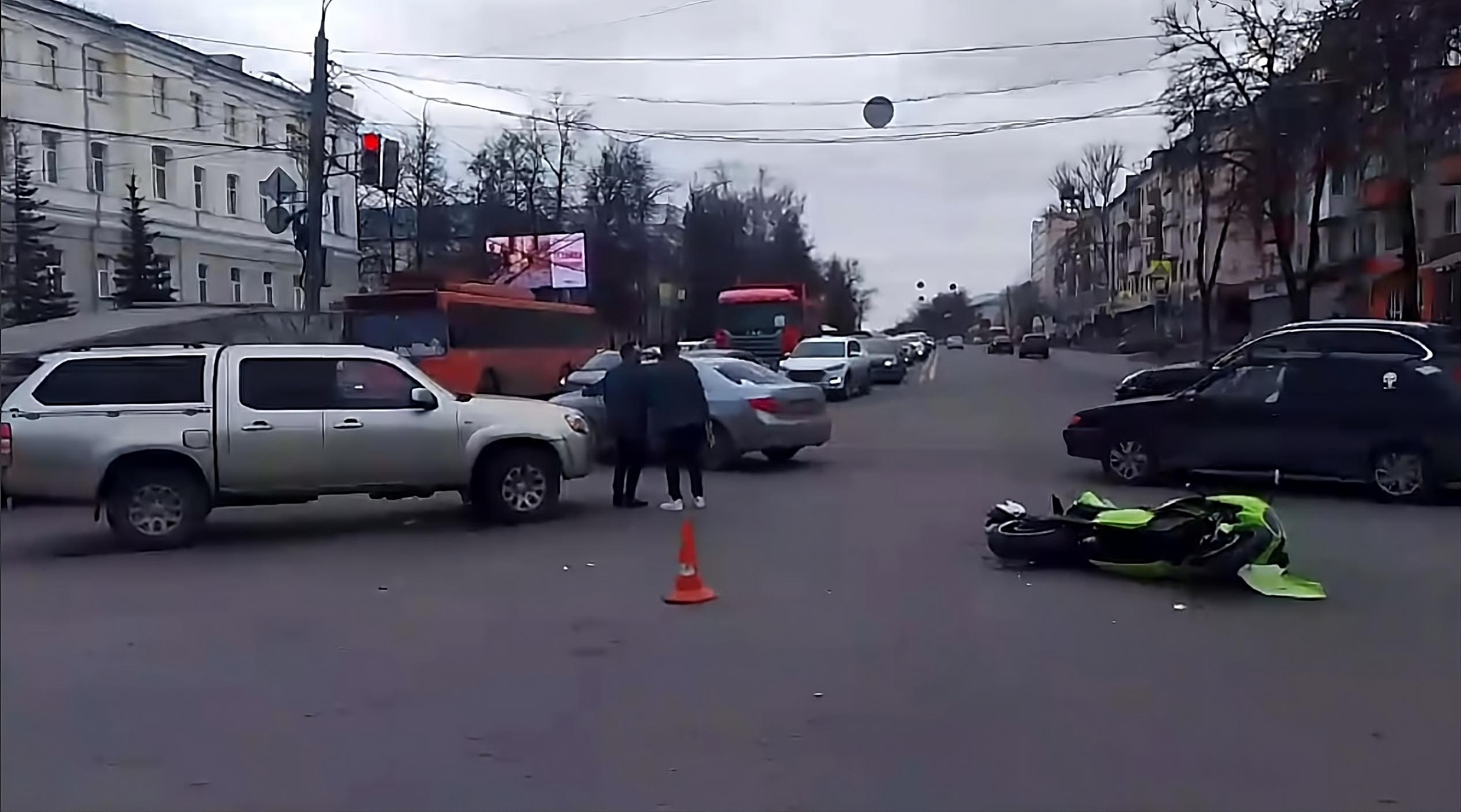 Сезон открыт. В Нижнем Новгороде случилось первое ДТП с мотоциклистом