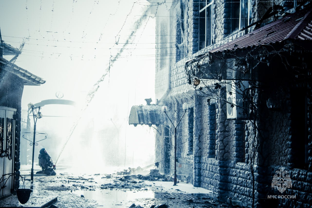Как в кино: 7 ужасно красивых фото от МЧС с пожара в Старом Кировске