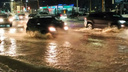 «У машин по половине колеса в воде»: в центре Челябинска улица ушла под воду из-за аварии