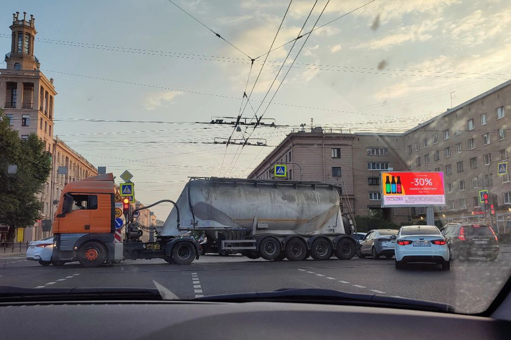 На проспекте Стачек грузовик перекрыл несколько полос после ДТП