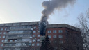 «Приехали молниеносно»: в центре Новосибирска загорелась квартира — на месте пожарные