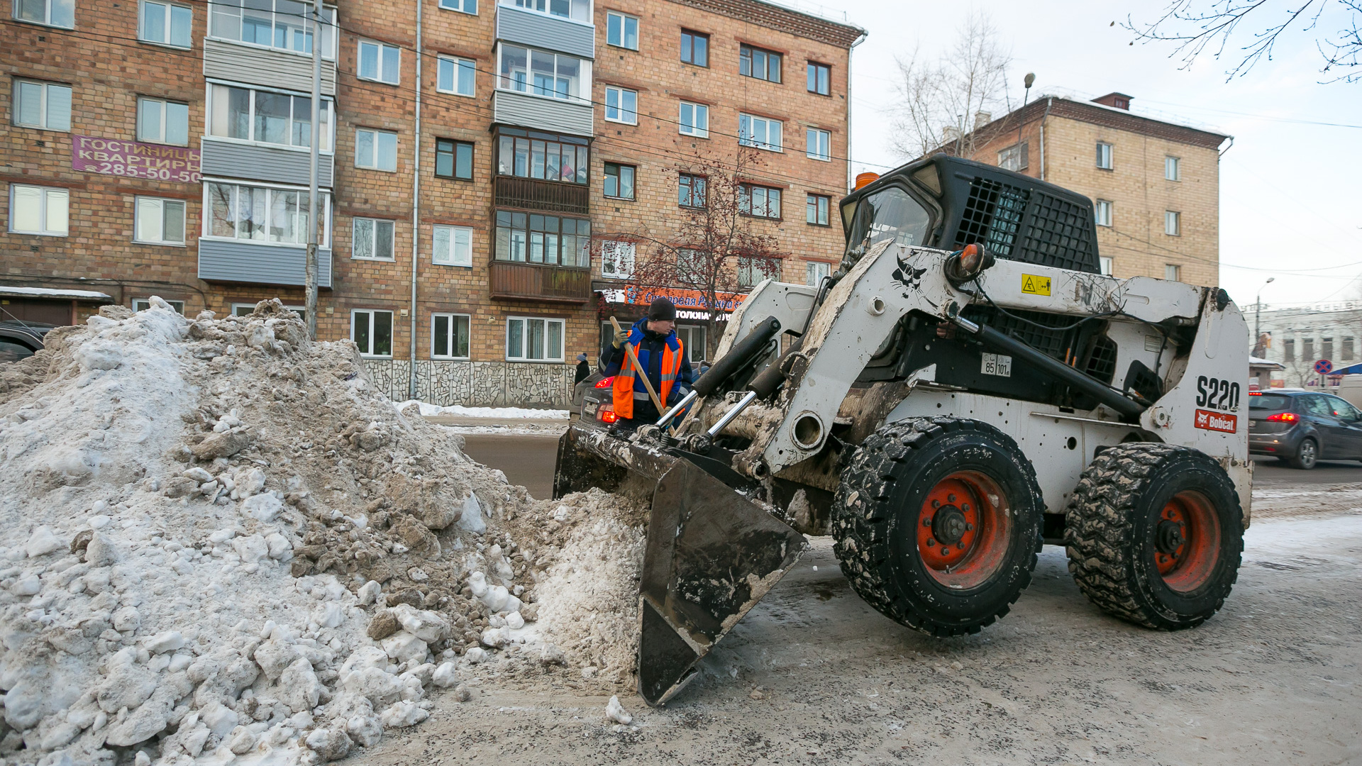 В мэрии повысили зарплаты уборщикам, чтобы было кому очищать улицы и дороги Красноярска