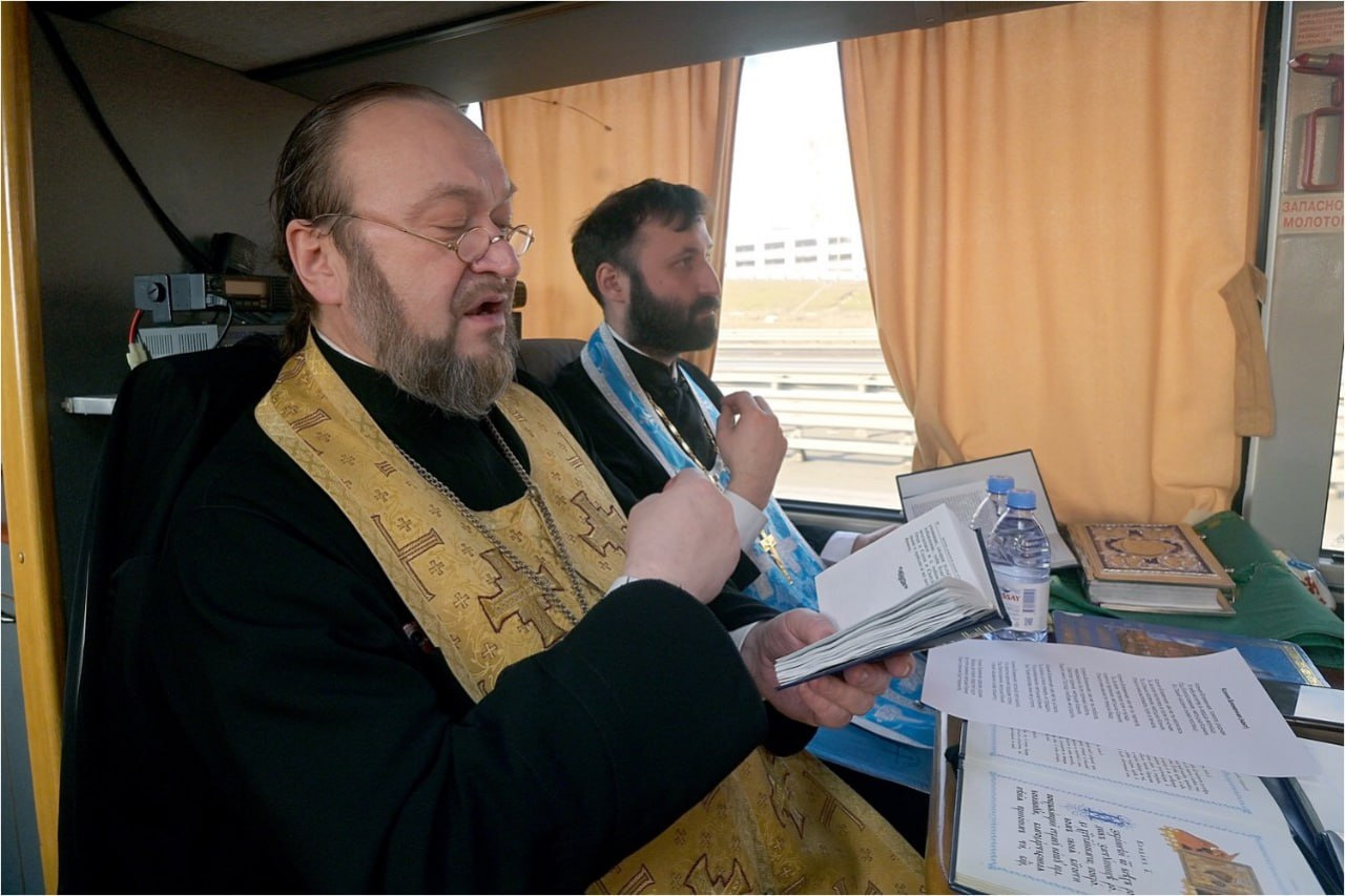 Митрополит Варсонофий и губернатор Беглов объехали Петербург на автобусе с иконой