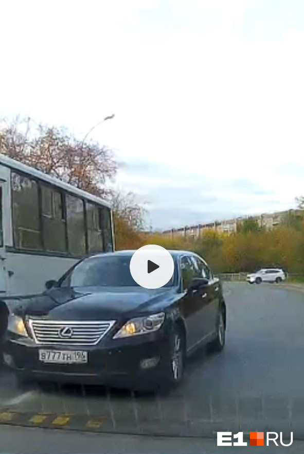В Екатеринбурге дерзкий автохам с блатными номерами объехал пробку по встречке: видео
