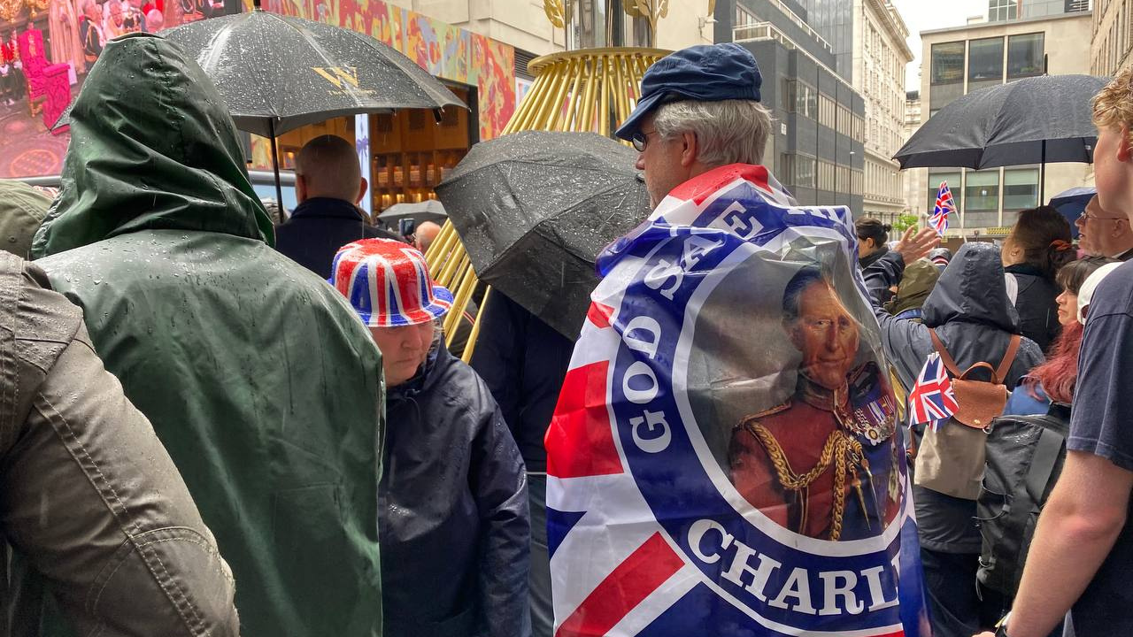 Пижамы в честь короля, митинги против монархии и, конечно же, дождь. Как Лондон встретил коронацию Карла III