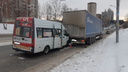 Неудачно перестроился: пассажиры пострадали при столкновении маршрутки с грузовиком в Новосибирске