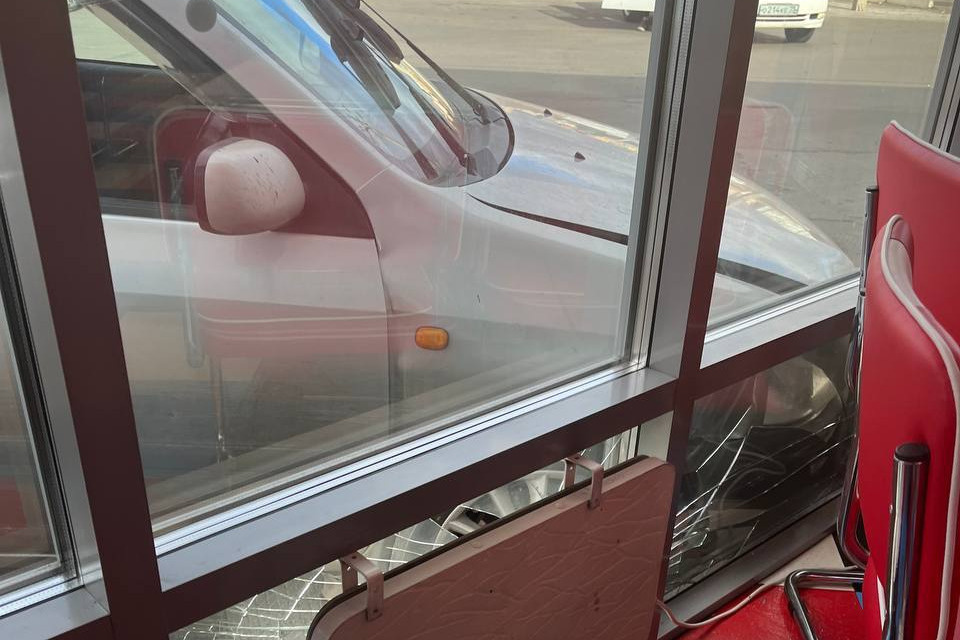 Машина влетела в окно читинского кафе