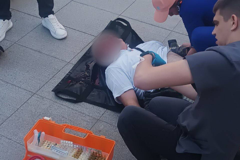 «Истекал кровью и дергался»: в центре Волгограда упавшая с неба доска разбила голову прохожему — видео