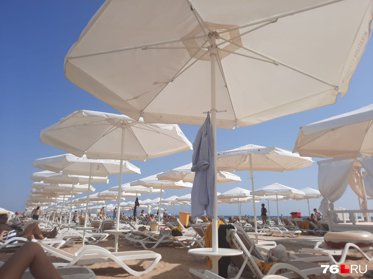 От палящего анапского солнца можно спрятаться под зонтами на пляже при отеле