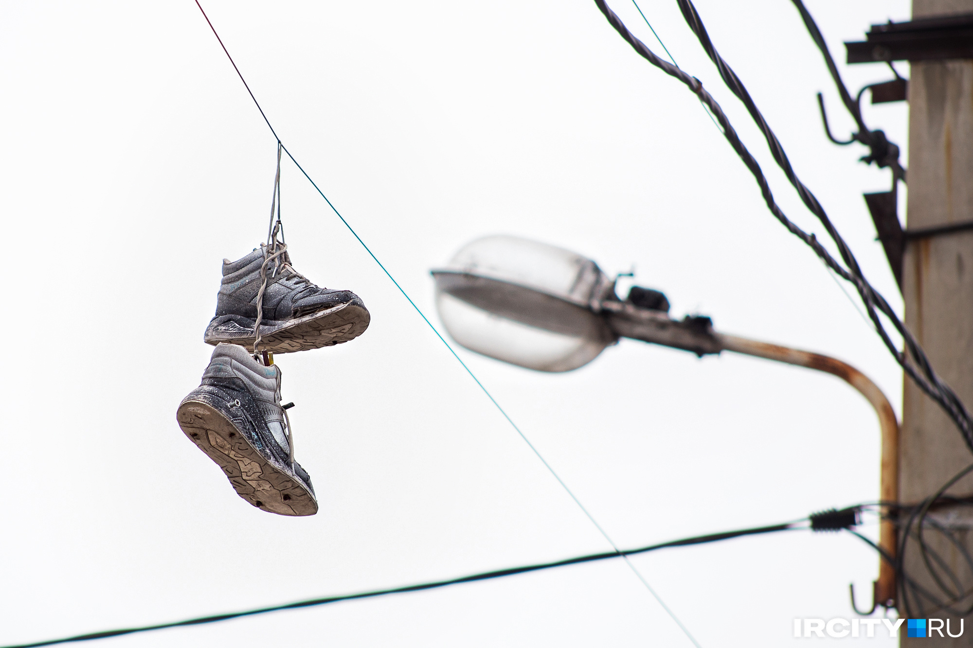 Закинутые на провода кроссовки — как воспоминания о прошлом лете