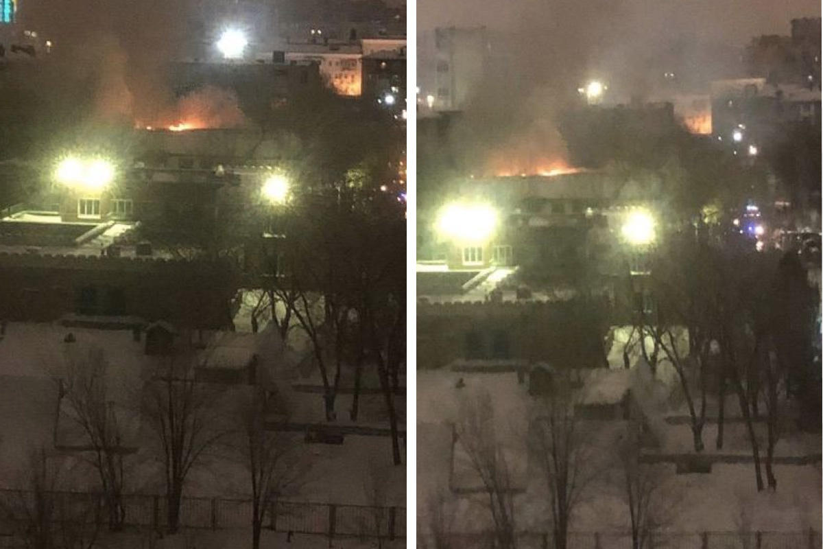 В Омске ночью сгорел двухэтажный дом, который считался аварийным