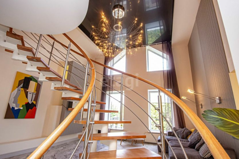 Центральный элемент гостиной — воздушная лестница (хотя люстра тоже обращает на себя внимание)