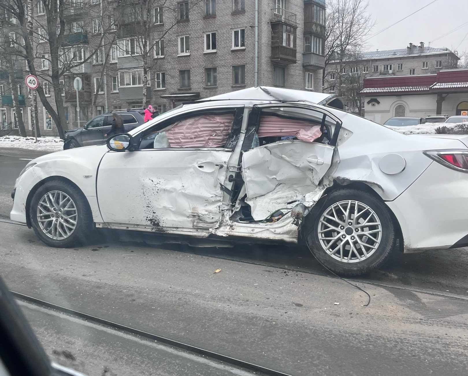 Фото: Трехлетняя девочка пострадала в ДТП с Mazda и джипом Grand Cherokee  на проспекте Энгельса в Петербурге - 15 февраля 2024 - ФОНТАНКА.ру