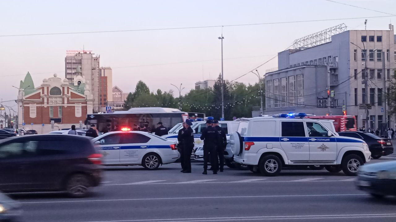 Девять машин: в центре Новосибирска заметили массовое скопление силовиков