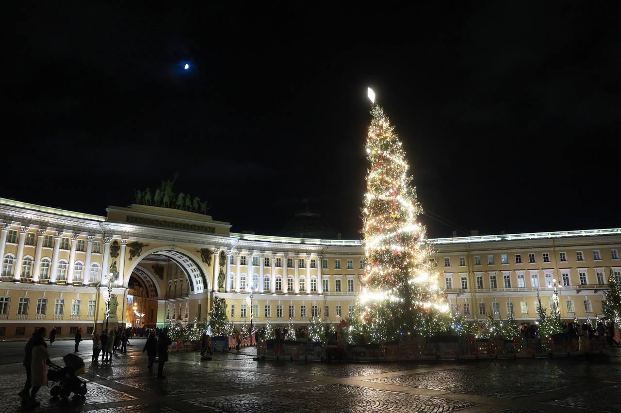 Видео: огни главной ёлки города зажгли на Дворцовой | 20.12.2023 |  Санкт-Петербург - БезФормата