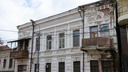 Возле разрушающегося дома в центре Ростова запретили ходить и ездить