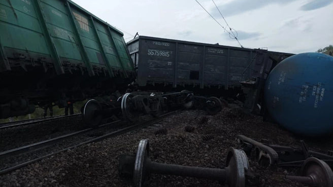 Пассажиры едущего до Забайкалья поезда застряли на 3 часа из-за схода вагонов