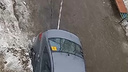 «Пришлось вытаскивать из снега»: очевидцы заявили, что автомобиль въехал в подъезд на Петухова