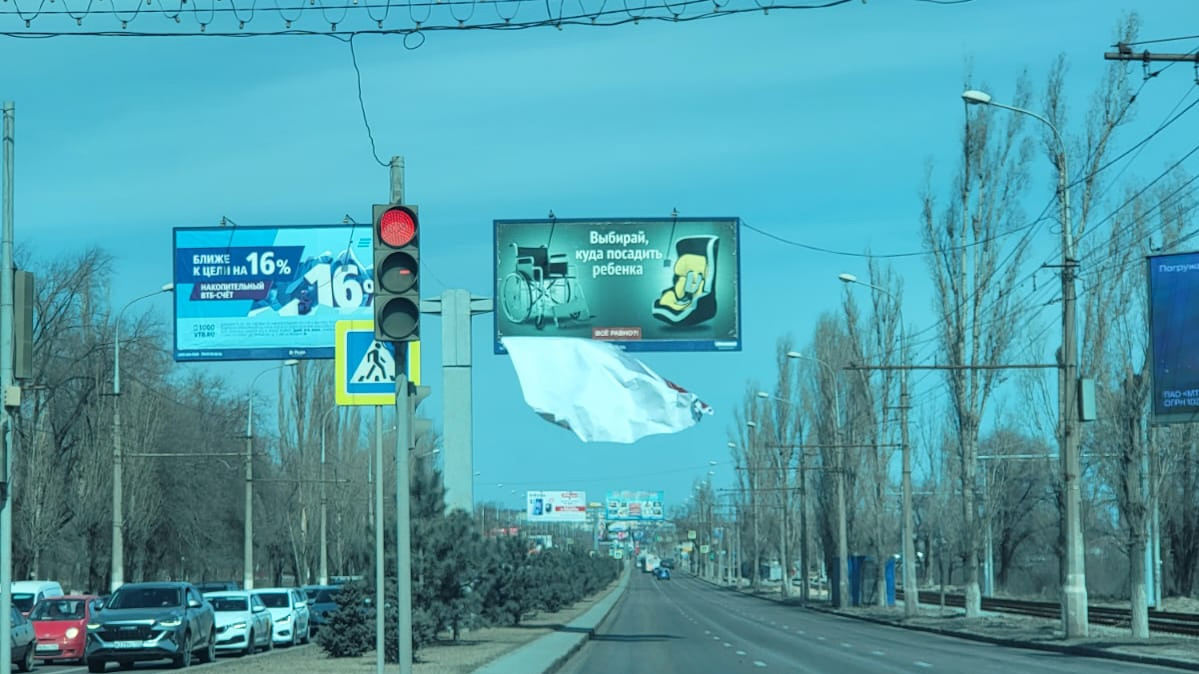 «А если кому на капот сдует?»: в Волгограде ураганный ветер сносит рекламные конструкции