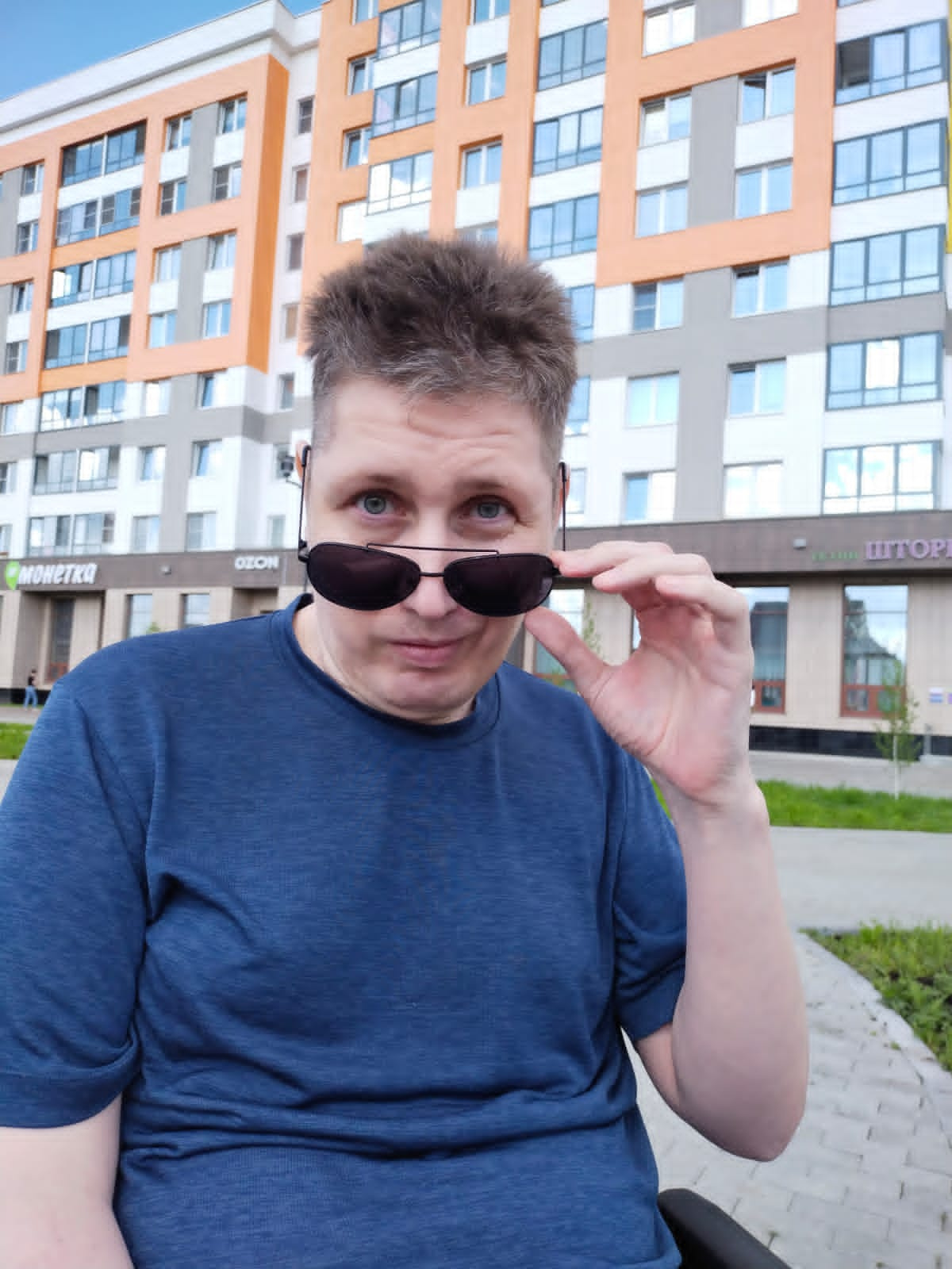 Денис на прогулке в Екатеринбурге, жена Александра хвалит просторные улицы района