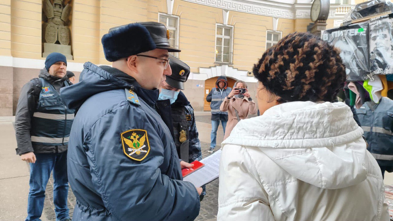 В Петербурге арестовали имущество женщины, которая постоянно торгует футболками Шнура и Бодрова на Дворцовой площади