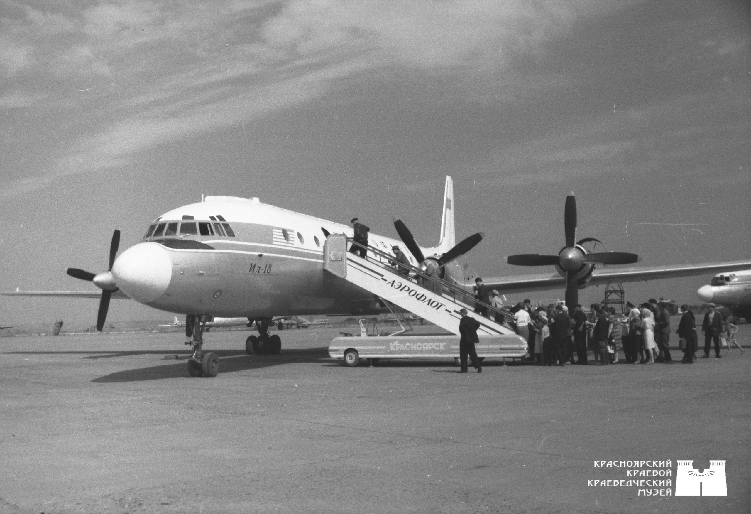 Самолет <nobr class="_">Ил-18</nobr> в красноярском аэропорту, 1965 год
